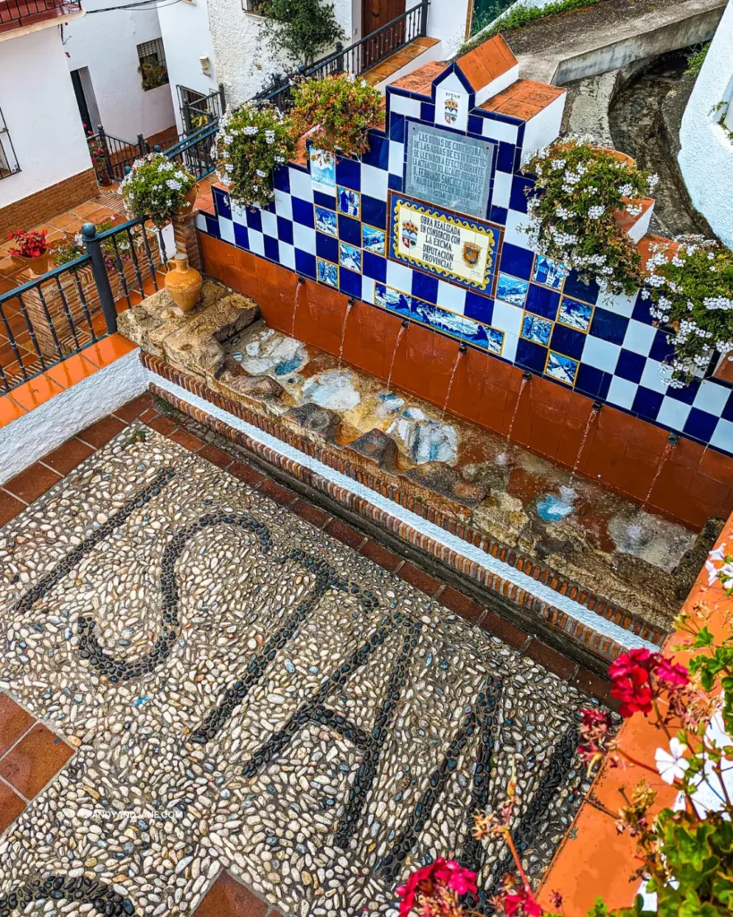 El Churro Fountain from above, with ISTAN engraved on the stone floor in front.